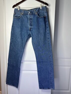 Levi’s Men's Blue Jeans Mid Wash Denim straight cut size 34” waist by 32” length